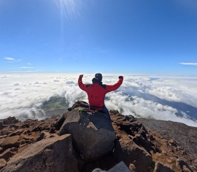 Wanderer &uuml;ber dem Wolkenmeer auf dem Montanha do Pico, Insel Pico auf den Azoren