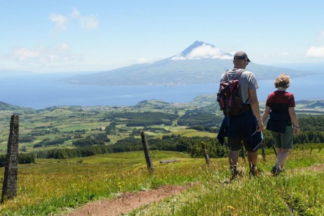 Weitblick &uuml;ber gr&uuml;ne H&auml;nge und den Pico auf den Azoren vor Faial