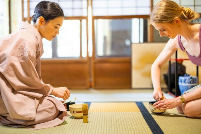 Traditionelle Teezeremonie auf Tatami in Kyoto, Japan