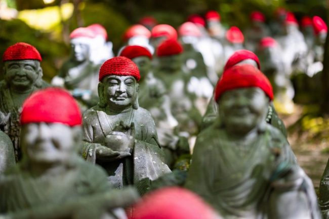 Buddhistische Jiz-Figuren mit roten M&uuml;tzen auf Miyajima, Japan