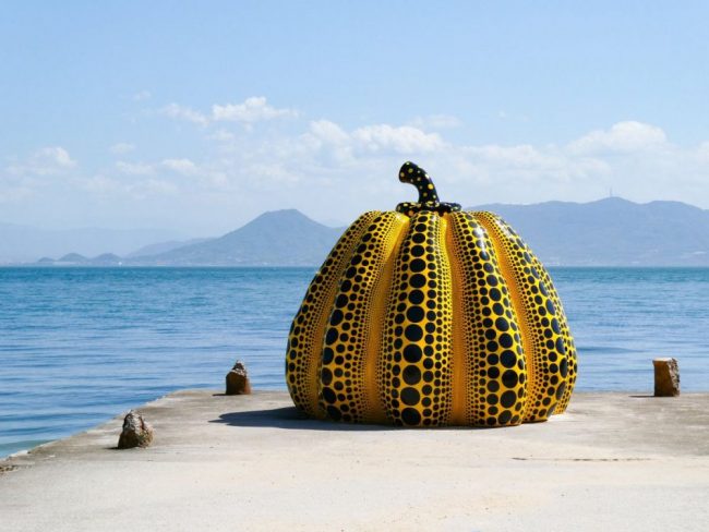 K&uuml;rbis von Yayoi Kusama auf der Kunstinsel Naoshima, in der Bucht vor Okayama, Japan