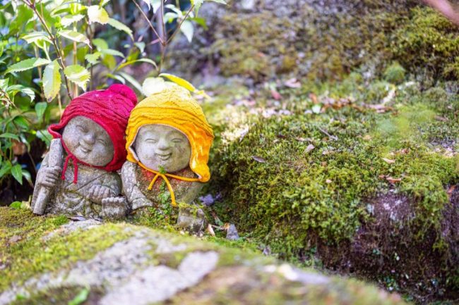 Kleine Jiz-Figuren zwischen Moos und Licht auf Miyajima, Japan