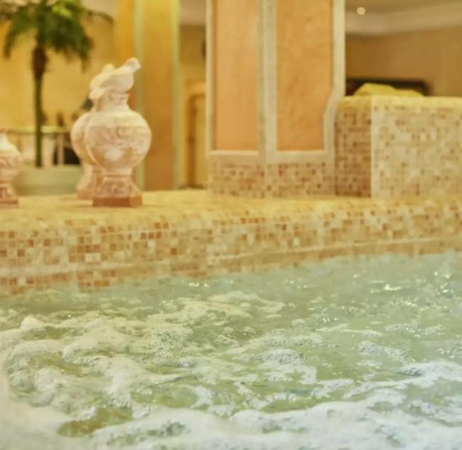 Innenbereich - Becken mit Whirlpool, Schweizer Hof
