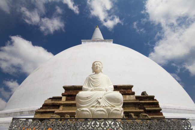 Stupa mit Buddha-Statue