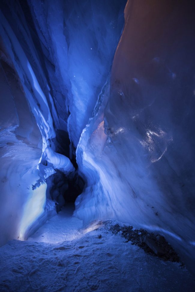 Blick in eine beleuchtete blaue Eish&ouml;hle