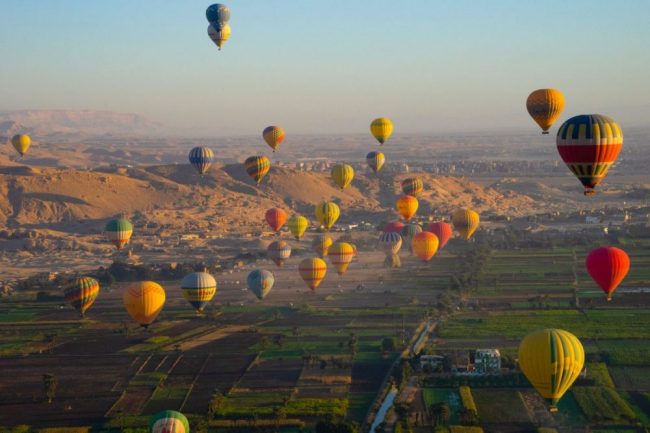 Hei&szlig;luftballone steigen im Morgenlicht &uuml;ber Luxor auf, &Auml;gypten