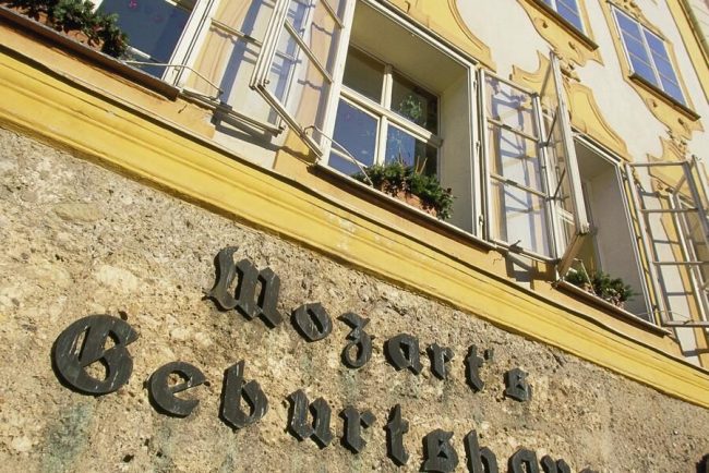 Fassade von Mozarts Geburtshaus in Salzburg