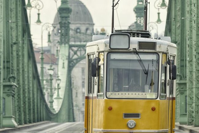 Historische gelbe Stra&szlig;enbahn auf der Freiheitsbr&uuml;cke in Budapest
