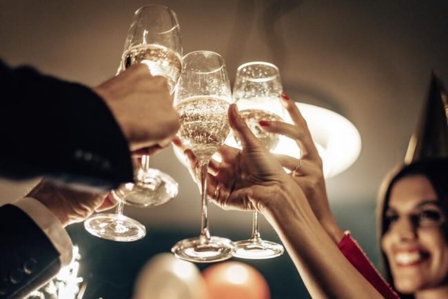 Prosit Neujahr mit einem Glas Sekt!