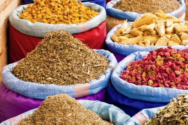 Und wie das duftet: farbenfrohe Gew&uuml;rze auf einem Markt in Marokko