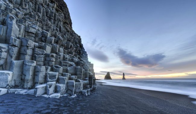Basaltformationen am Strand von Reynisfjara
