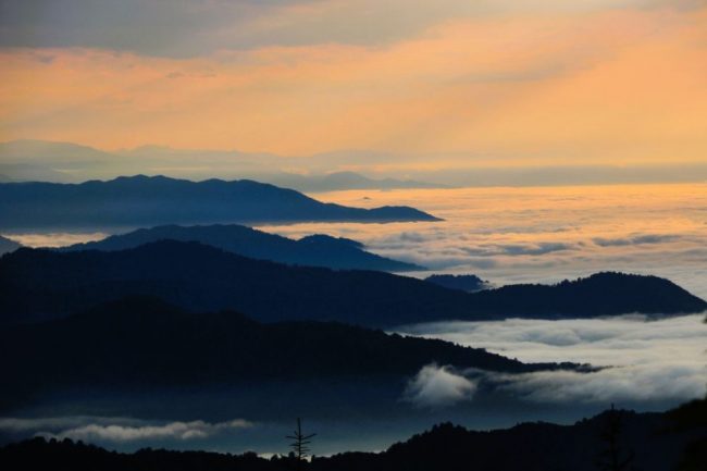 Berge und das Schwarze Meer unter Wolken