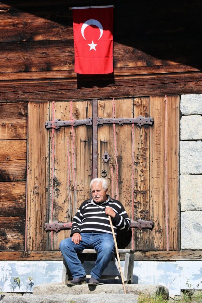 Alter Veteran im Bergdorf