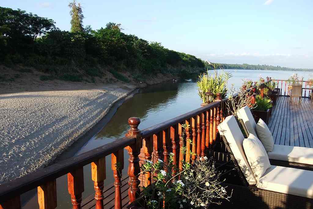 Die Mekong Explorer vor Ankler an einer Sandbank