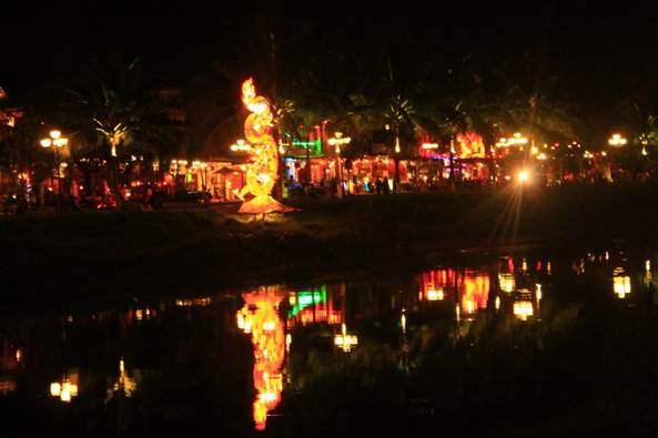 Abends auf dem Straßenmarkt in den Gassen von Hoi An