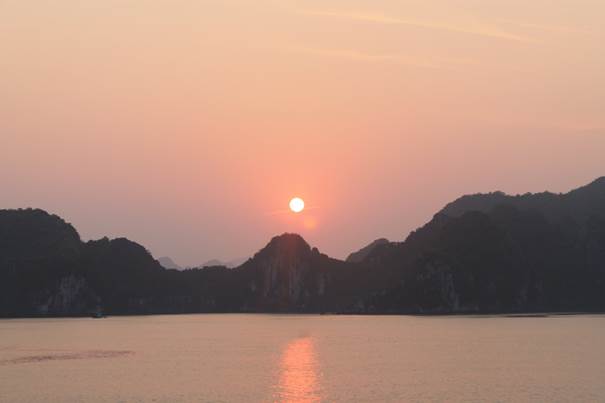 Sonnenuntergang in der Halongbucht