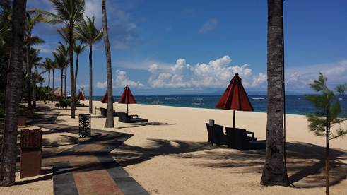 Strand vor dem Hotel St. Regis