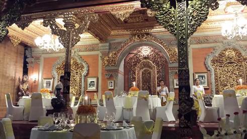 Festlich dekorierte Terrasse für das Galadinner