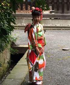 Kind in traditionellem Kimono