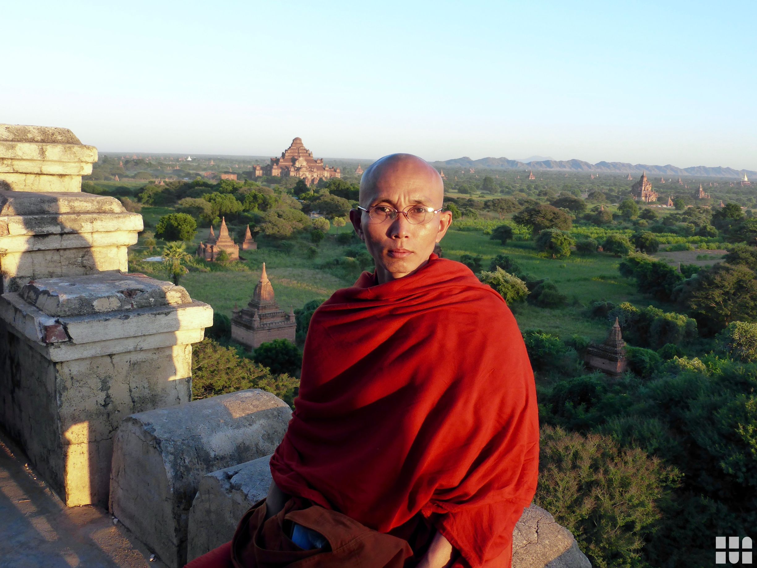 Mönch an den Tempeln von Bagan