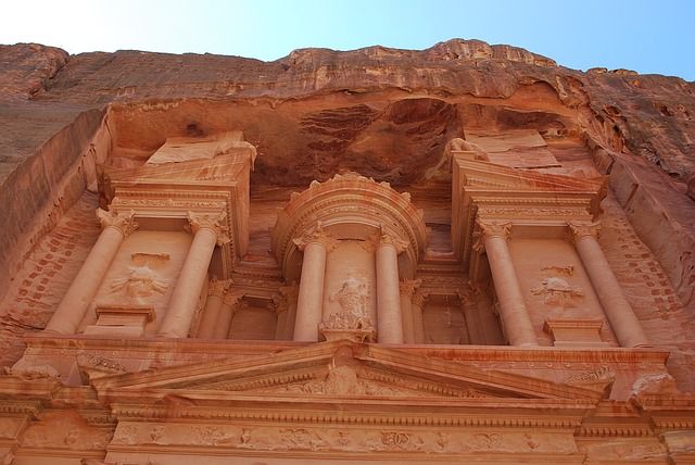 Petra – Gebäude in Stein gehauen